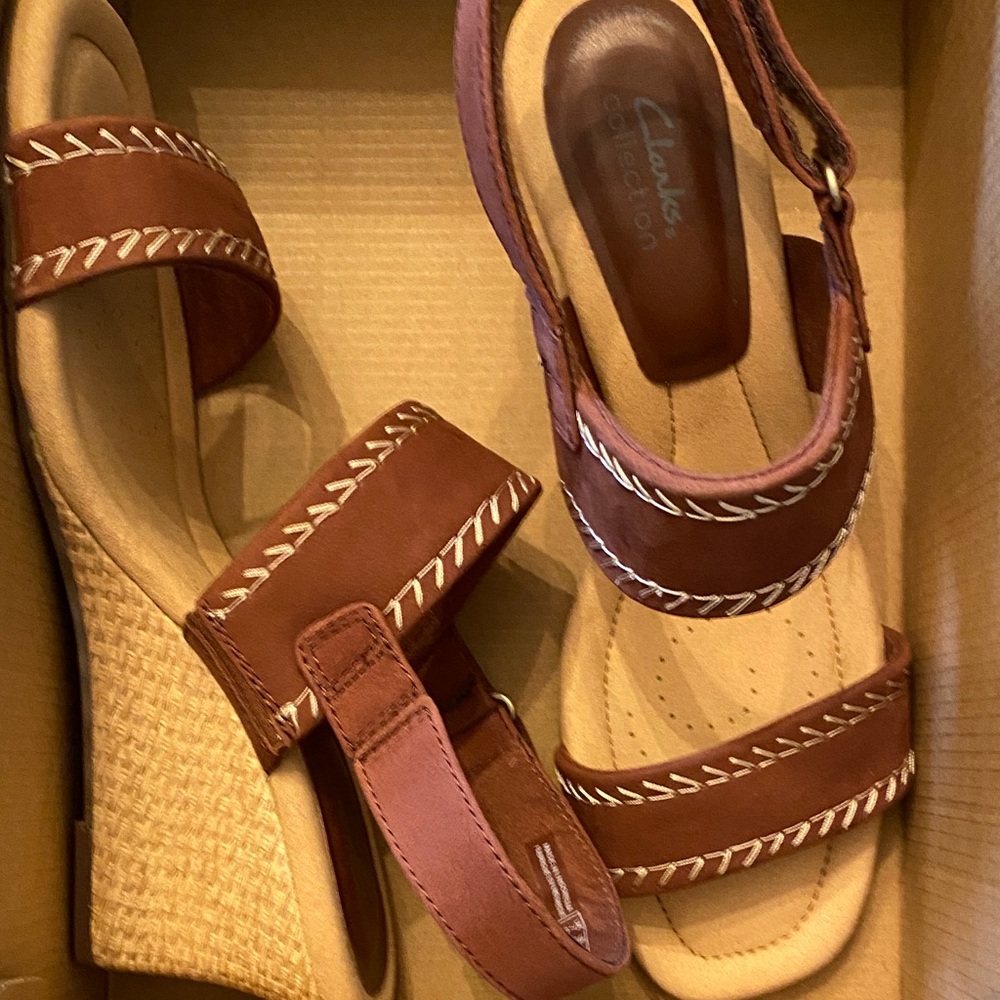 🦩Clarks brown women’s Sandals with White Stitching🦩